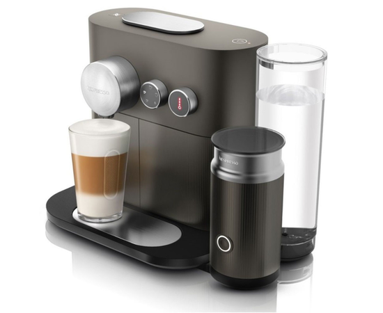 Кофемашина капсульная  DeLonghi Nespresso EN355.GAE вид под углом с комплектующими и латте